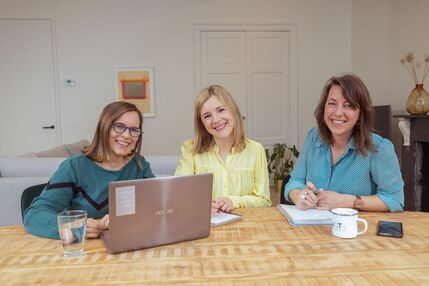 Freelance copywriters en communicatieadviseurs van WAT Working Apart Together. Griet, Karlien en Linde helpen je om zelf beter te communiceren en daardoor betere klanten te bereiken.